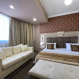 Otel Deluxe, Tiran
