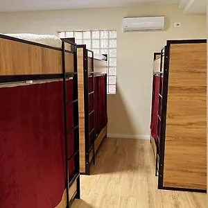 Hostel Chilli, Tiran